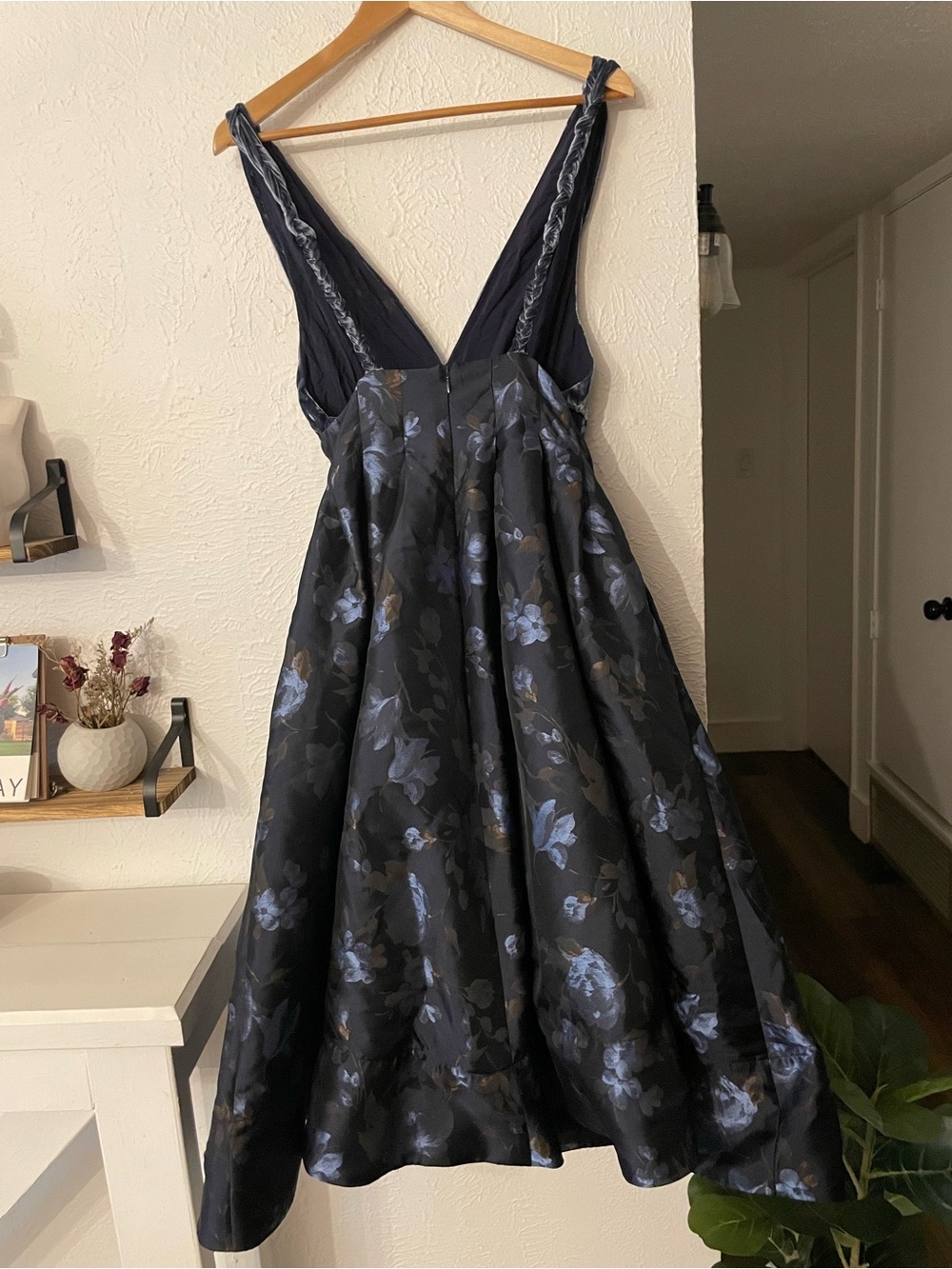 Maeve V-Neck Blue Floral Velvet Jacquard A-Line Midi Dress US 4 - Picture 5 of 9